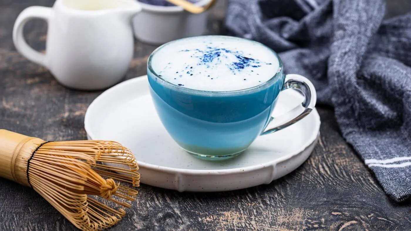 طرز تهیه ی لاته آبی، نوشیدنی جادویی و خوش رنگ با گل نخود پروانه ای
