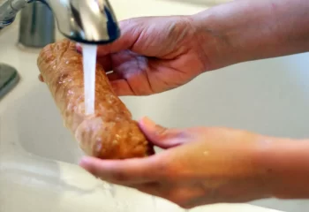نان بیات خود را زیر آب جاری بگیرید