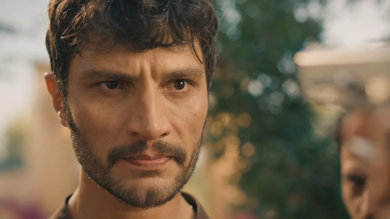 ایلحان شن (İlhan Şen) در نقش سرحت (Serhat)