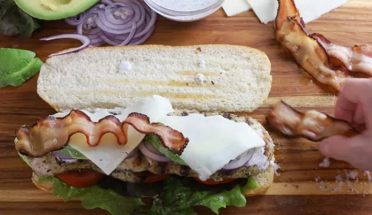 برشهای پنیر و بیکن را اضافه کنید.