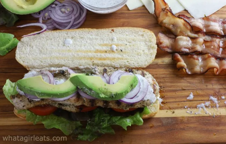 سپس برشهای آووکادو و پیاز را اضافه کنید.