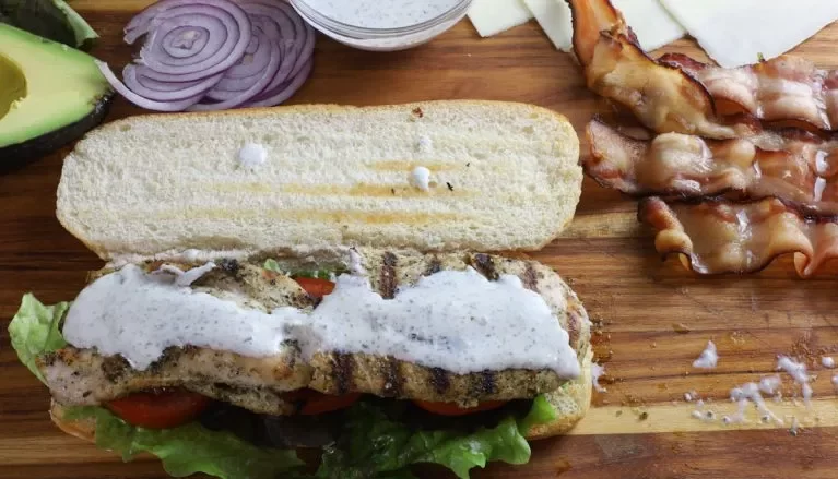 سس سالاد بیشتری اضافه کنید.