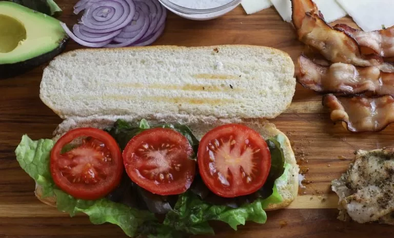 کاهو و سینه مرغ کبابی یا فیله مرغ را که به اندازه مناسب برش داده شده اند، لایه لایه روی هم قرار دهید.