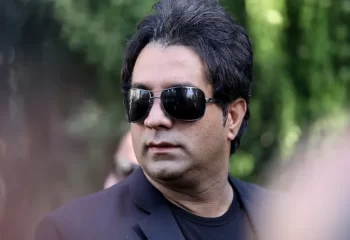 امید جهان 3 تصویر تلخ از مادر امید جهان در مراسم تشییع پیکر فرزندش!