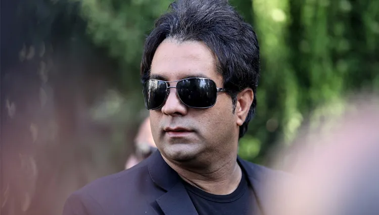 امید جهان 3 تصویر تلخ از مادر امید جهان در مراسم تشییع پیکر فرزندش!