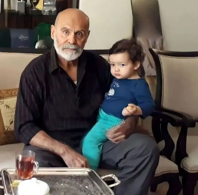 جمشید هاشم پور و نوه اش