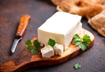 چرا روی پنیرهای ظرفی کاغذ می‌گذارند؟