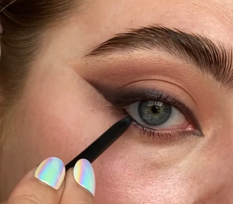 کشیدن خط چشم سیرن siren eyes3 راهنمای گام به گام کشیدن خط چشم سیرن (siren eyes)