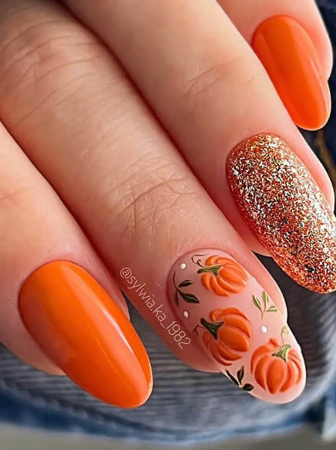 لاک ناخن نارنجی خرمالویی با تناژ گرم