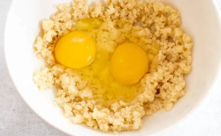 مرحله دوم: طرز تهیه کیک اسفنجی کاپوچینو