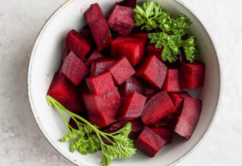 how to cook beets 7 e1761372789441 بهترین روش طرز تهیه لبو مجلسی در خانه؛ خوش‌رنگ، خوش‌طعم و بی‌نظیر!
