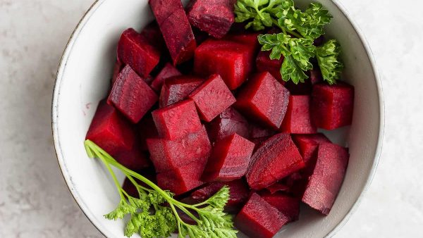 how to cook beets 7 e1761372789441 بهترین روش طرز تهیه لبو مجلسی در خانه؛ خوش‌رنگ، خوش‌طعم و بی‌نظیر!
