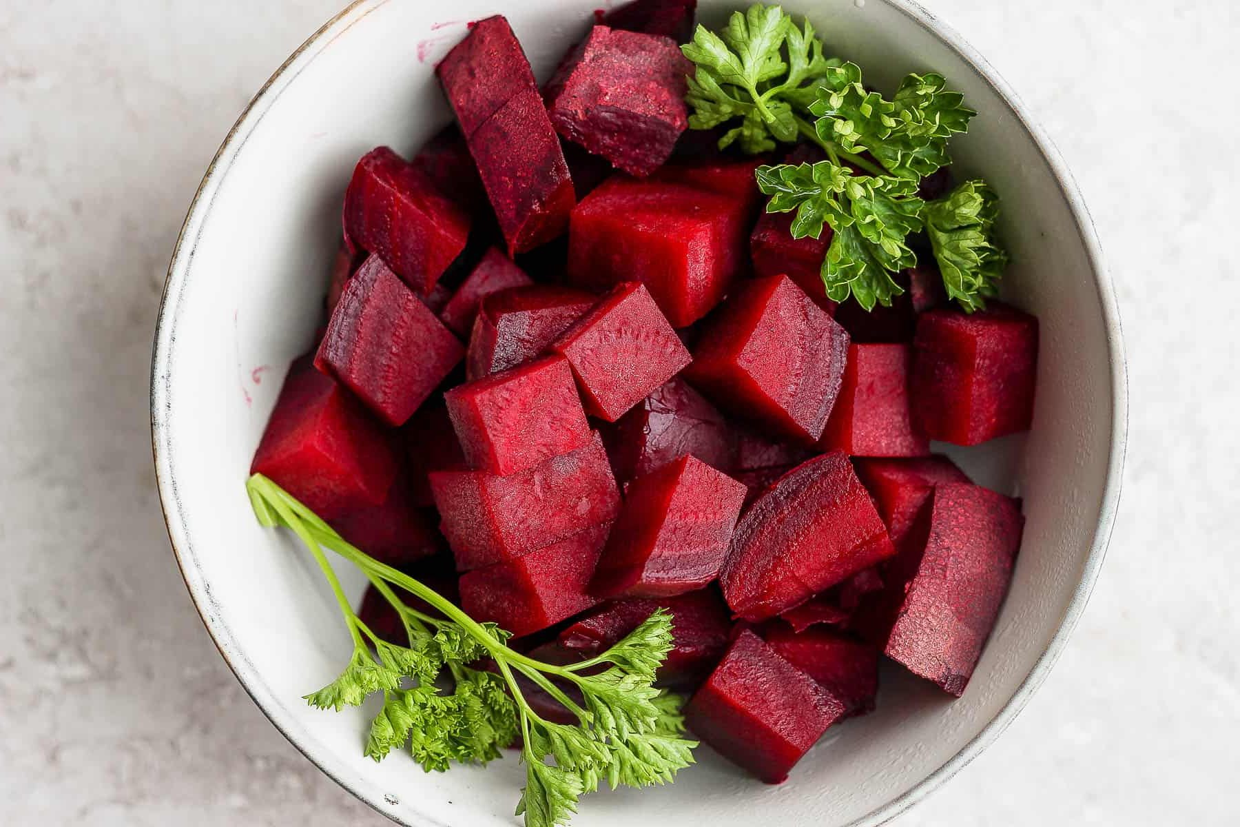 how to cook beets 7 e1761372789441 بهترین روش طرز تهیه لبو مجلسی در خانه؛ خوشرنگ، خوشطعم و بینظیر!