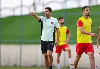 وحید هاشمیان سرمربی پرسپولیس در حال تمرین دادن تیم