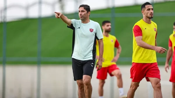 وحید هاشمیان سرمربی پرسپولیس در حال تمرین دادن تیم