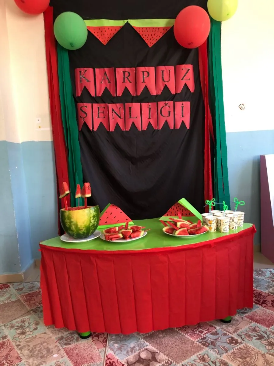 ایده تزیین میز شب یلدای مدرسه