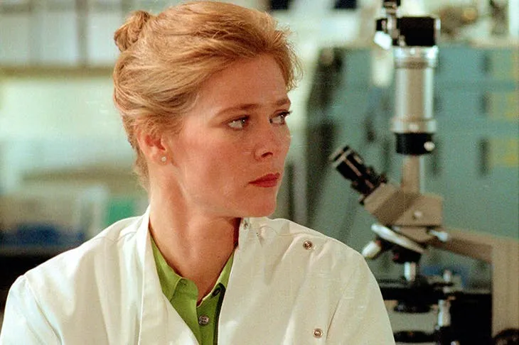 بیوگرافی کلر هولمندر نقش دکتر لورا هابسن