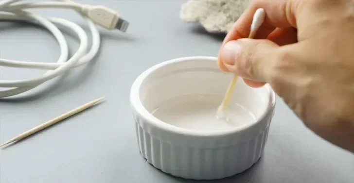 Clean-an-iPhone-Charger