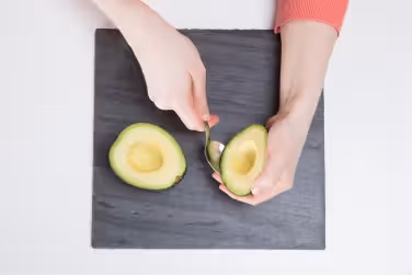 جدا کردن پوست آووکادو