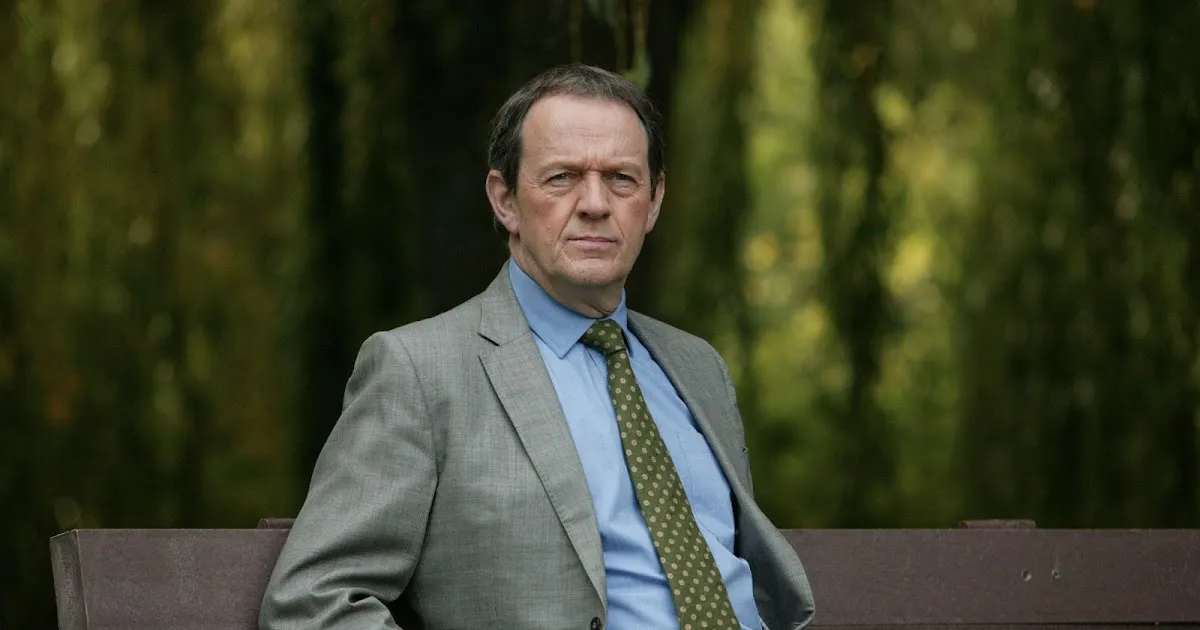 بیوگرافی کوین واتلی در نقش کارآگاه گروهبان لوئیس