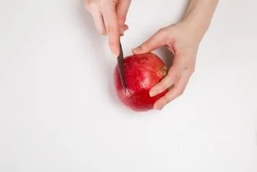 میوه را از وسط برش دهید