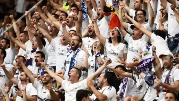 خواستگاری در فوتبال 2 خواستگاری عاشقانه وسط استادیوم در بازی لیورپول – رئال