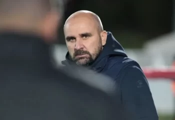 مرگ ناگهانی سرمربی فوتبال در جریان بازی تیمش