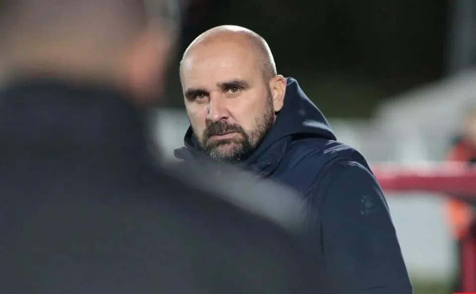 مرگ ناگهانی سرمربی فوتبال در جریان بازی تیمش