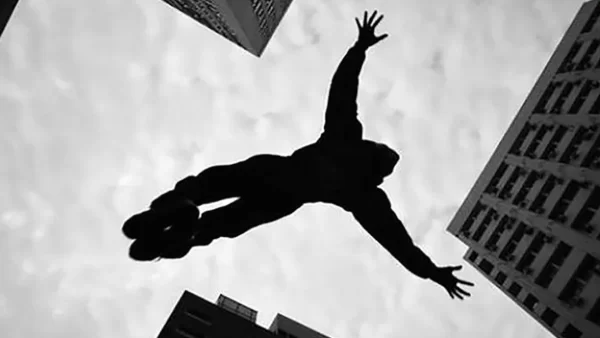 سقوط مرگبار از پشت بام مجتمع تجاری + علت سقوط چه بود؟