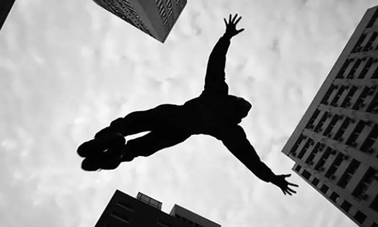 سقوط مرگبار از پشت بام مجتمع تجاری + علت سقوط چه بود؟