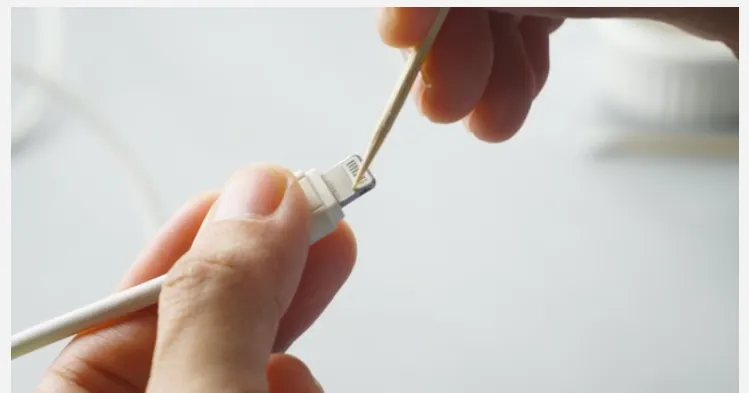 نوک شارژر را با خلال دندان بتراشید