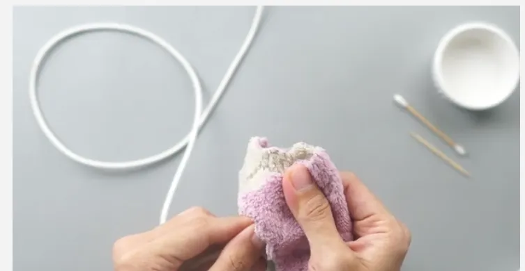 نوک شارژر را با حوله بمالید