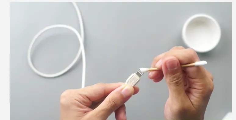 نوک شارژر را با پنبه بمالید