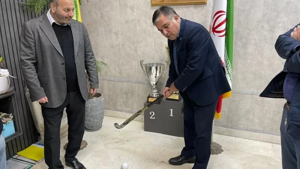 بازی هاکی رئیس هیئت مدیره استقلال در اتاقش + ویدئو