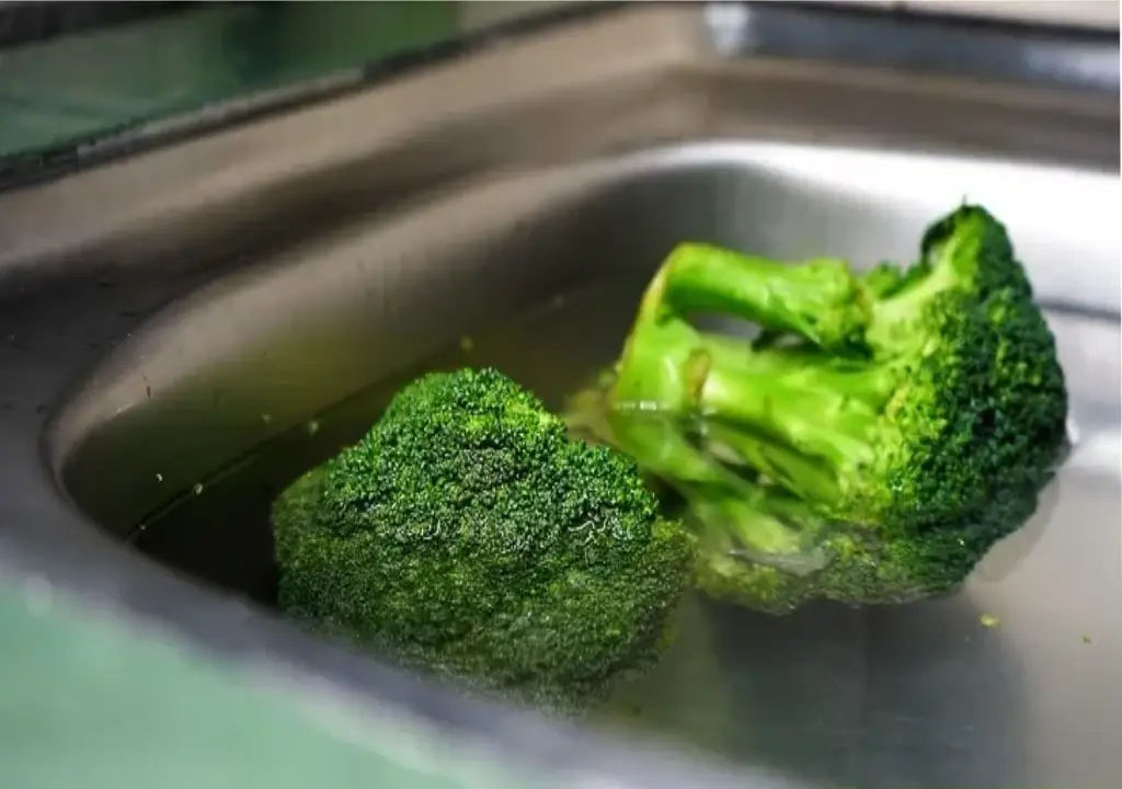 شستن کلم بروکلی با آب