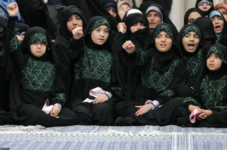 دیدار رهبر با زنان و دختران