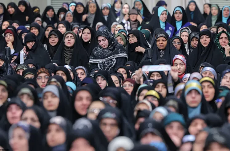 دیدار رهبر با زنان و دختران