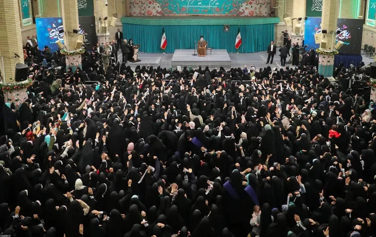  رهبر معظم انقلاب اسلامی صبح امروز با هزاران نفر از زنان و دختران مناطق مختلف کشور دیدار کردند.