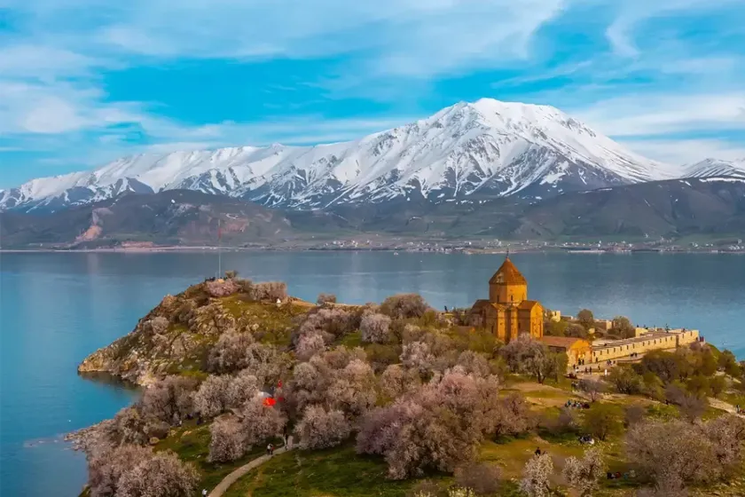 معرفی بهترین و لاکچری‌ترین محله‌های وان برای اقامتی لوکس