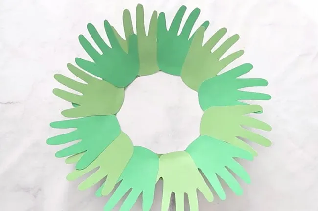 حالا آن را به بشقاب کاغذی خود بچسبانید.