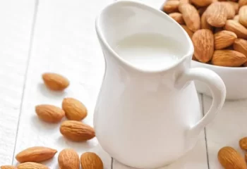 طرز تهیه شیر بادام برای نوزاد