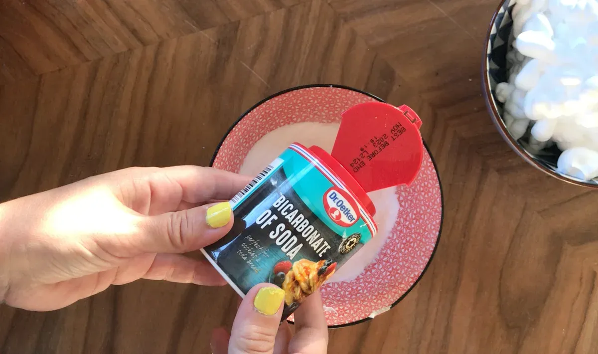 جوش شیرین را در یک کاسه بریزید.