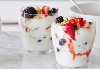 طرز تهیه پارافه میوه با ماست