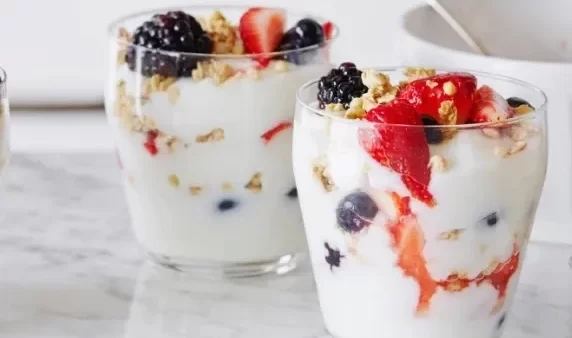 طرز تهیه پارافه میوه با ماست