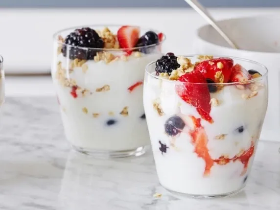 طرز تهیه پارافه میوه با ماست