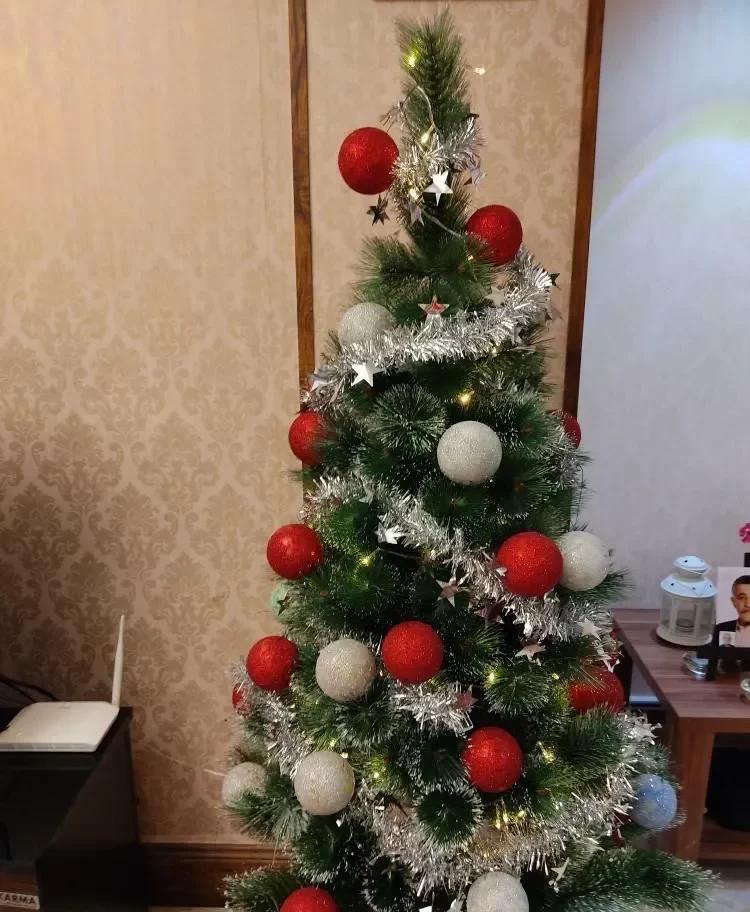 تزیین درخت کریسمس با وسایل ساده