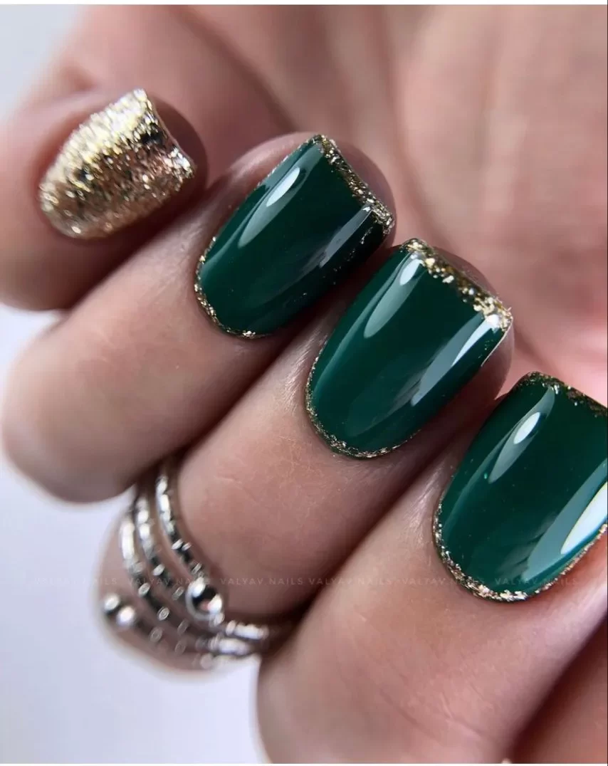 طرح ناخن کریسمس ساده10 e1766309683663 جدیدترین طرح ناخن کریسمس 2026 / ایدههای شیک و ترند سال