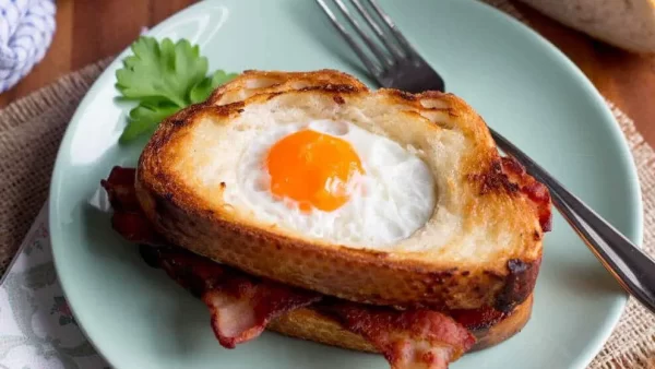 طرز تهیه تخم‌ مرغ با نان تست