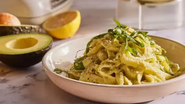 طرز تهیه پاستای آلفردو با آووکادو