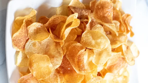 طرز تهیه چیپس خانگی ساده و ترد با کمترین مواد